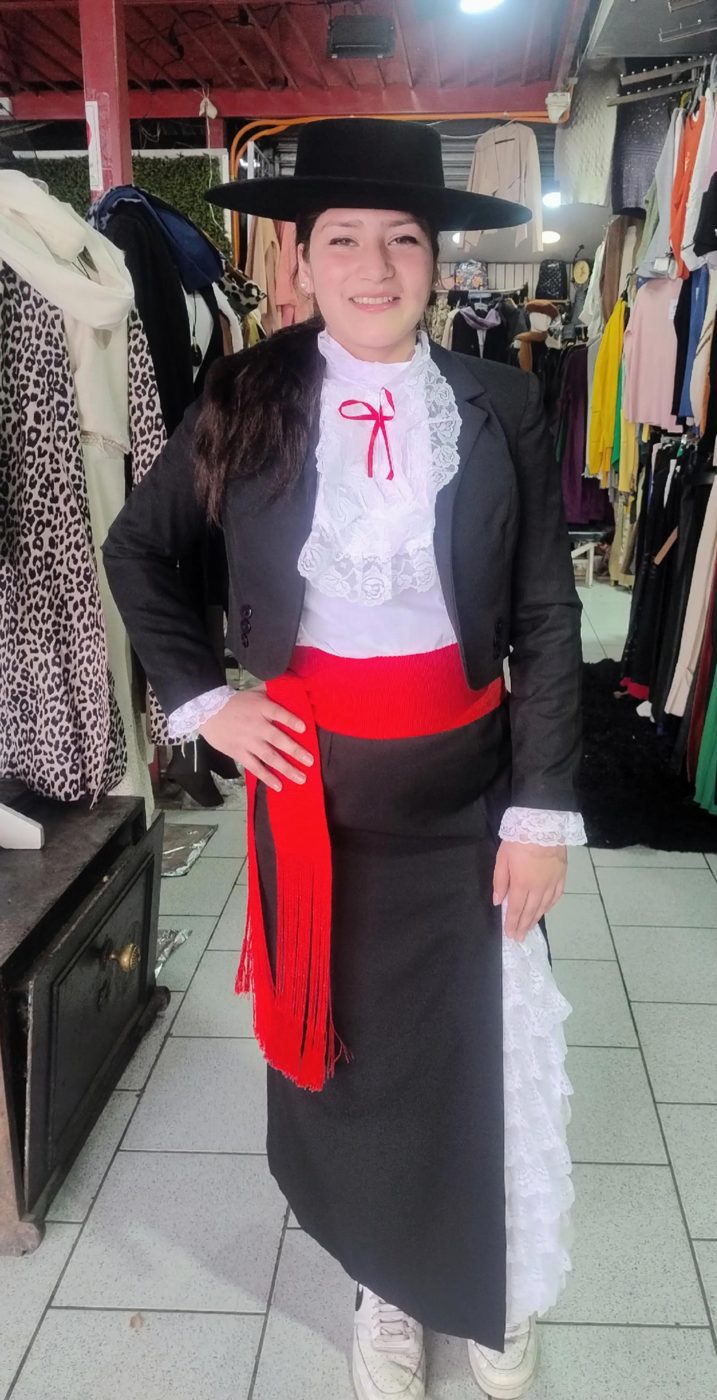 Huasa con chaqueta negra, faja roja y falda larga