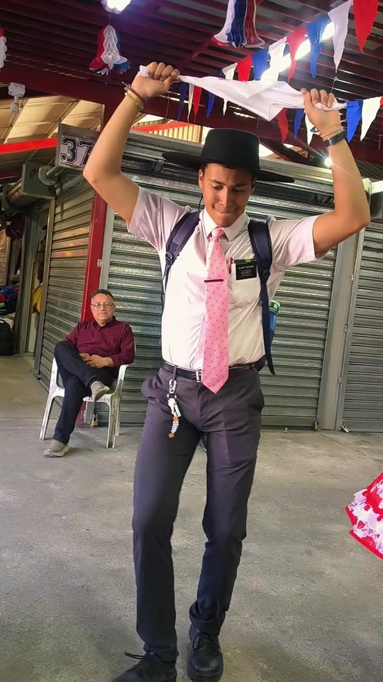 Joven huaso bailando cueca en el pasillo del Persa Rodoviario