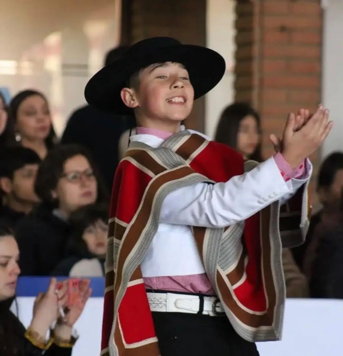 Huasito aplaudiendo en una presentación de cueca