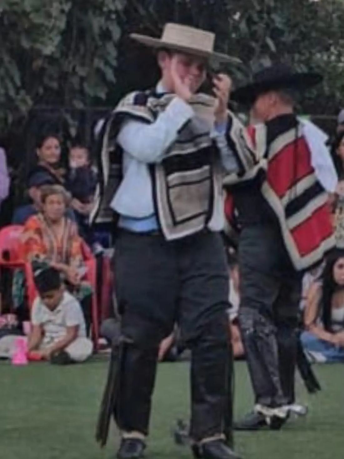 Huasos bailando cueca en una presentación