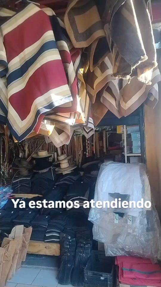 Mantas y chamantos en exhibición