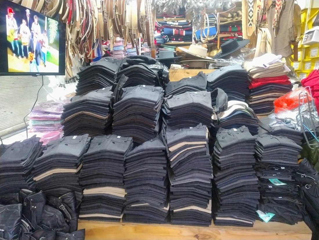 Pilas de pantalones de huaso doblados por talla y color