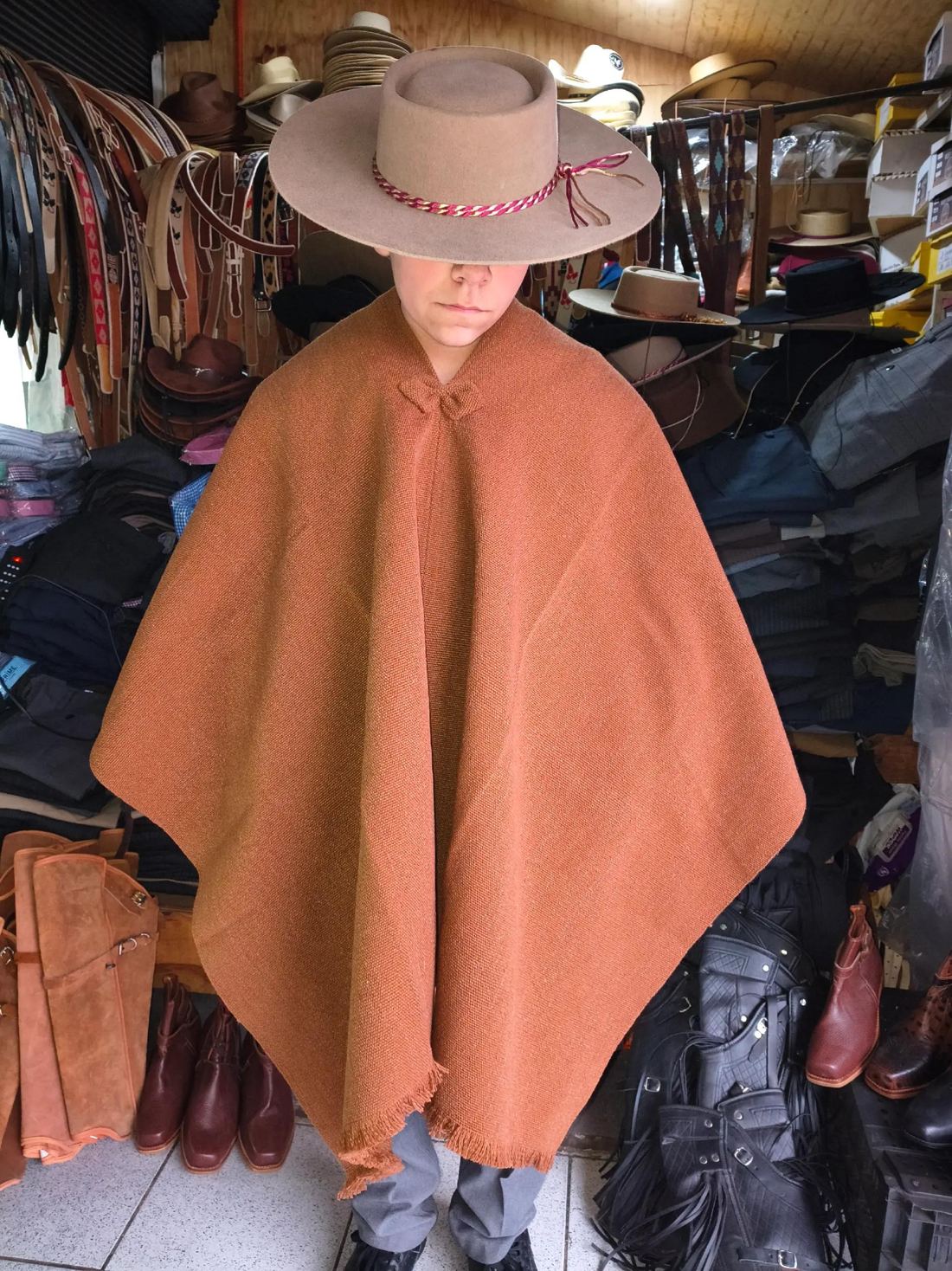 Huaso con poncho café con gorro
